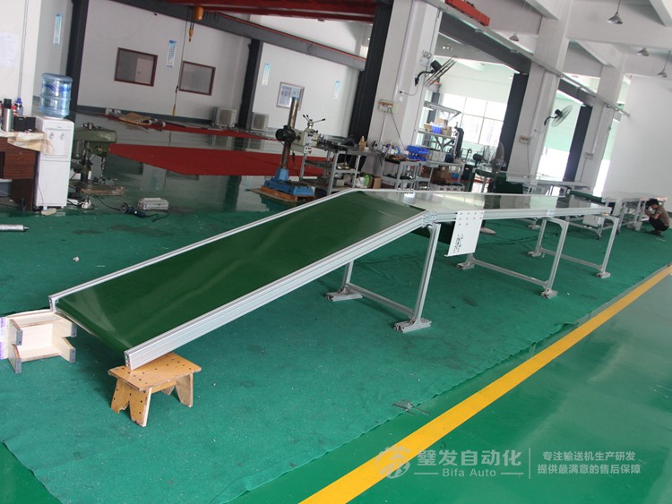 大線(xiàn)結(jié)構(gòu)帶長(zhǎng)平臺(tái)皮帶輸送機(jī)