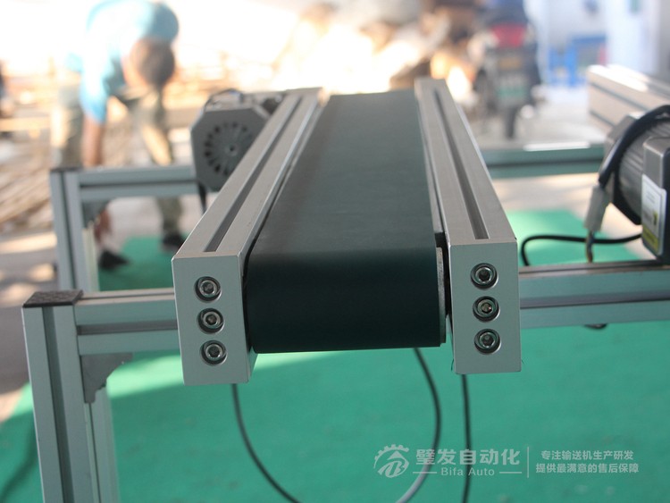 側(cè)裝直角電機(jī)小型皮帶輸送機(jī) 側(cè)裝直角電機(jī)小型皮帶輸送機(jī)