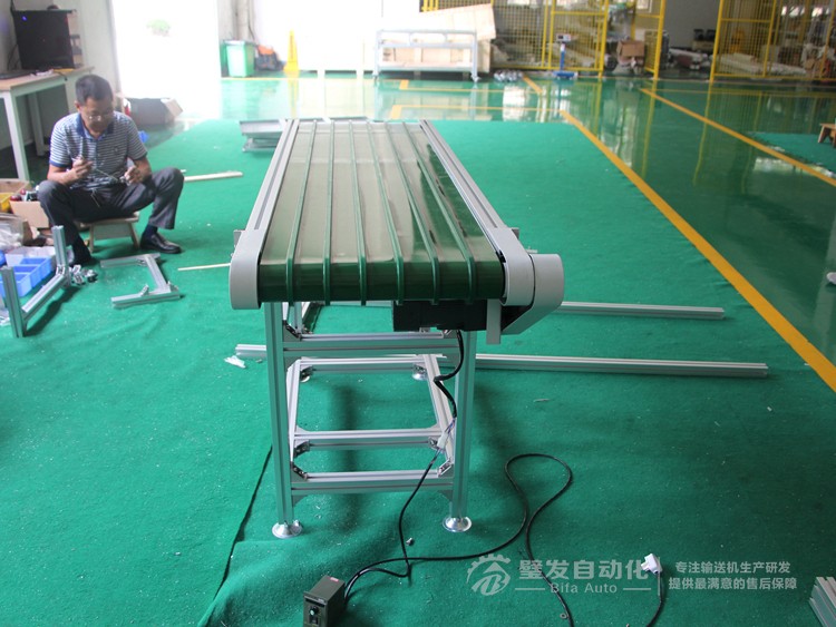 皮帶面加多導(dǎo)條皮帶標(biāo)準(zhǔn)小型輸送機 皮帶面加多導(dǎo)條皮帶標(biāo)準(zhǔn)小型輸送機