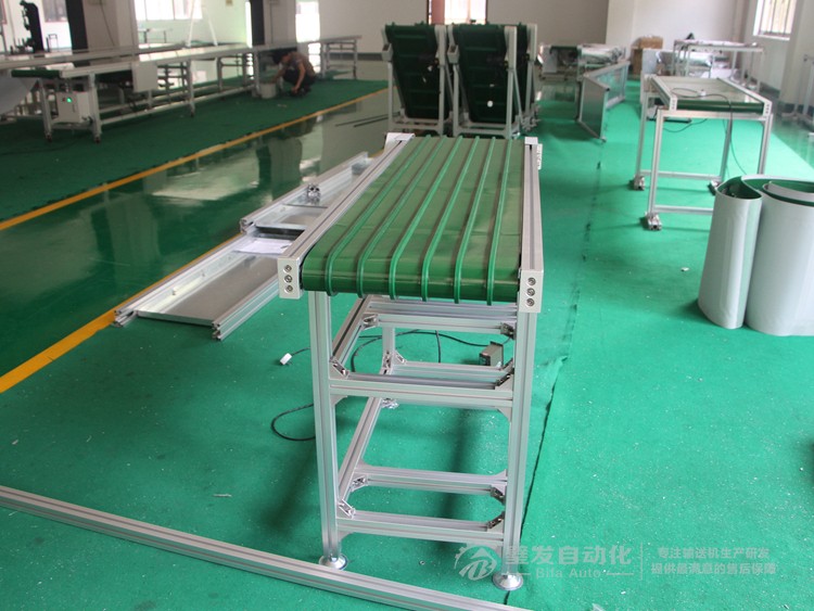 皮帶面加多導(dǎo)條皮帶標(biāo)準(zhǔn)小型輸送機 皮帶面加多導(dǎo)條皮帶標(biāo)準(zhǔn)小型輸送機