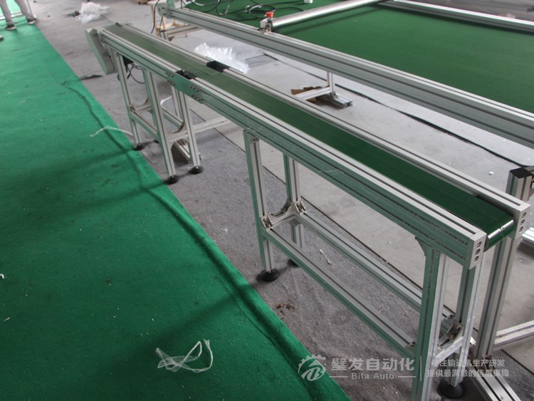 加防跑偏導(dǎo)條中間斷開小型非標(biāo)皮帶輸送機 加防跑偏導(dǎo)條中間斷開小型非標(biāo)皮帶輸送機