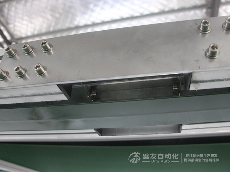 加防跑偏導(dǎo)條中間斷開小型非標(biāo)皮帶輸送機 加防跑偏導(dǎo)條中間斷開小型非標(biāo)皮帶輸送機