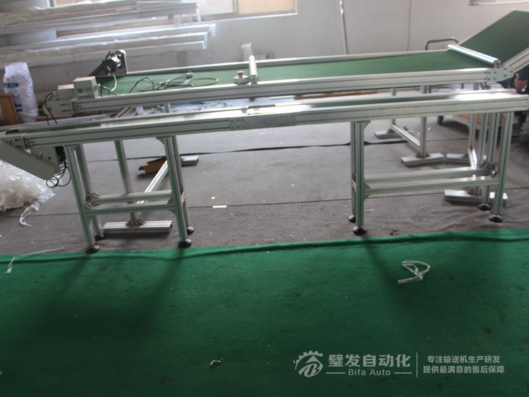 加防跑偏導(dǎo)條中間斷開小型非標(biāo)皮帶輸送機 加防跑偏導(dǎo)條中間斷開小型非標(biāo)皮帶輸送機