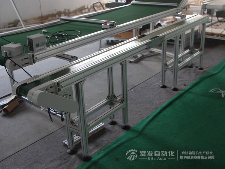 加防跑偏導(dǎo)條中間斷開小型非標(biāo)皮帶輸送機 加防跑偏導(dǎo)條中間斷開小型非標(biāo)皮帶輸送機