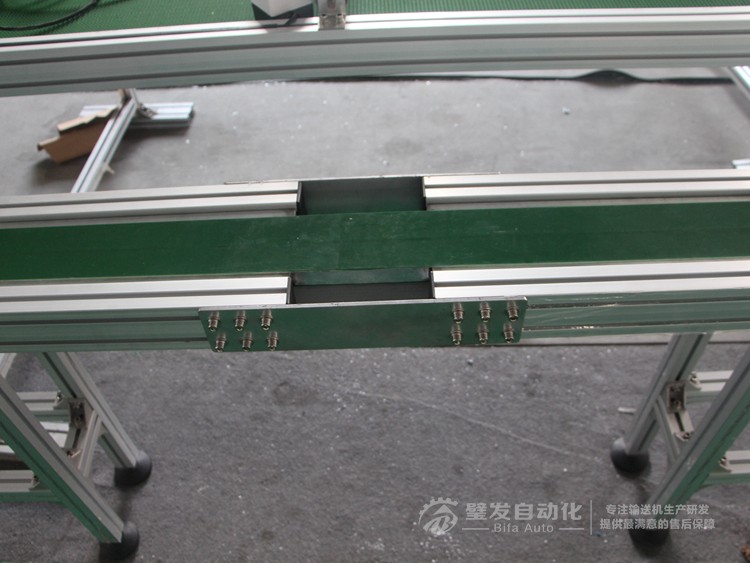 加防跑偏導(dǎo)條中間斷開小型非標(biāo)皮帶輸送機 加防跑偏導(dǎo)條中間斷開小型非標(biāo)皮帶輸送機