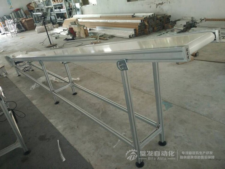 白色PVC流水線(xiàn)帶平臺(tái)爬坡輸送線(xiàn)輸送機(jī)