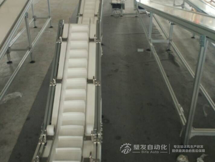 非標不銹鋼擋邊白色PVC流水線小型爬坡輸送機 非標不銹鋼擋邊白色PVC流水線小型爬坡輸送機