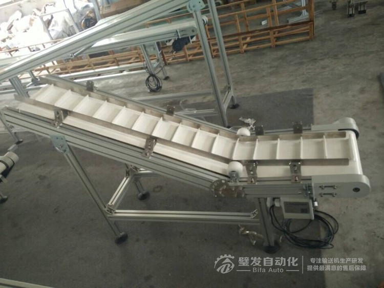 非標(biāo)不銹鋼擋邊白色PVC流水線(xiàn)小型爬坡輸送機(jī)
