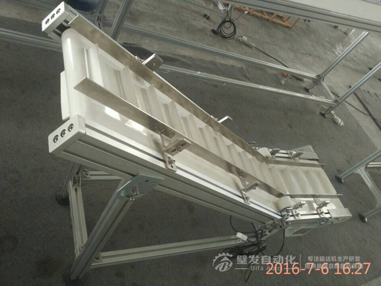 非標不銹鋼擋邊白色PVC流水線小型爬坡輸送機 非標不銹鋼擋邊白色PVC流水線小型爬坡輸送機