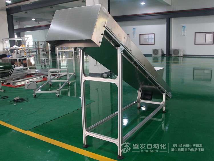 帶不銹鋼護(hù)罩裙邊擋板爬坡輸送機(jī) 帶不銹鋼護(hù)罩裙邊擋板爬坡輸送機(jī)