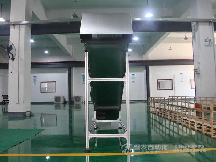 帶不銹鋼護(hù)罩裙邊擋板爬坡輸送機(jī) 帶不銹鋼護(hù)罩裙邊擋板爬坡輸送機(jī)