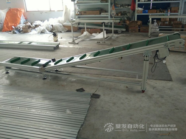 帶平臺(tái)擋板爬坡輸送機(jī) 帶平臺(tái)擋板爬坡輸送機(jī)