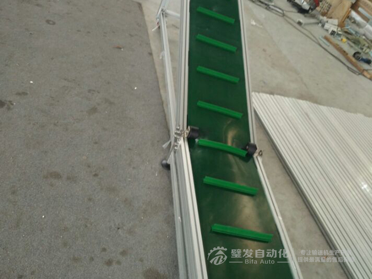 帶平臺(tái)擋板爬坡輸送機(jī) 帶平臺(tái)擋板爬坡輸送機(jī)