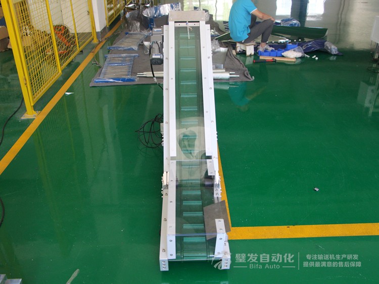 低端加平臺導(dǎo)條擋板上方加透明亞克力護(hù)罩爬坡皮帶輸送機(jī)