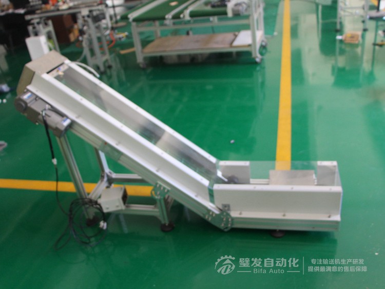 低端加平臺(tái)導(dǎo)條擋板上方加透明亞克力護(hù)罩爬坡皮帶輸送機(jī)