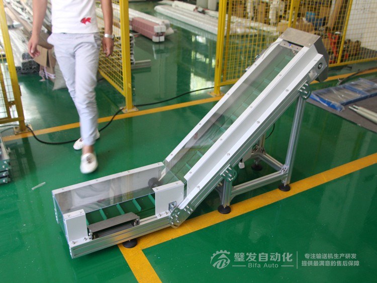 低端加平臺導(dǎo)條擋板上方加透明亞克力護(hù)罩爬坡皮帶輸送機(jī)