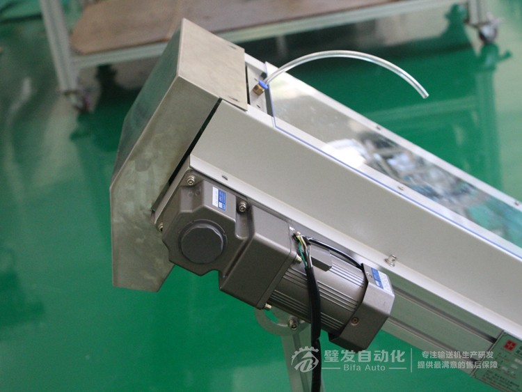 低端加平臺導(dǎo)條擋板上方加透明亞克力護(hù)罩爬坡皮帶輸送機(jī)