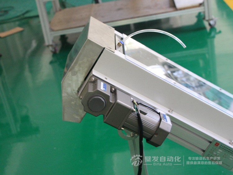 低端加平臺導(dǎo)條擋板上方加透明亞克力護(hù)罩爬坡皮帶輸送機(jī)