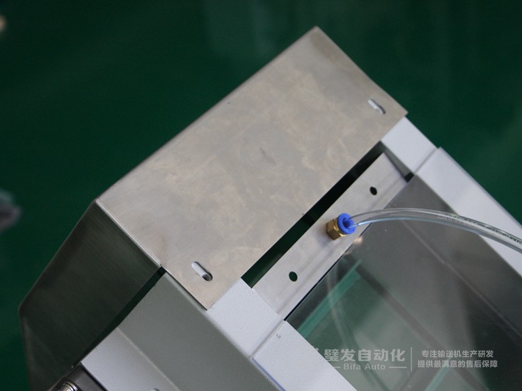 低端加平臺導(dǎo)條擋板上方加透明亞克力護(hù)罩爬坡皮帶輸送機(jī)