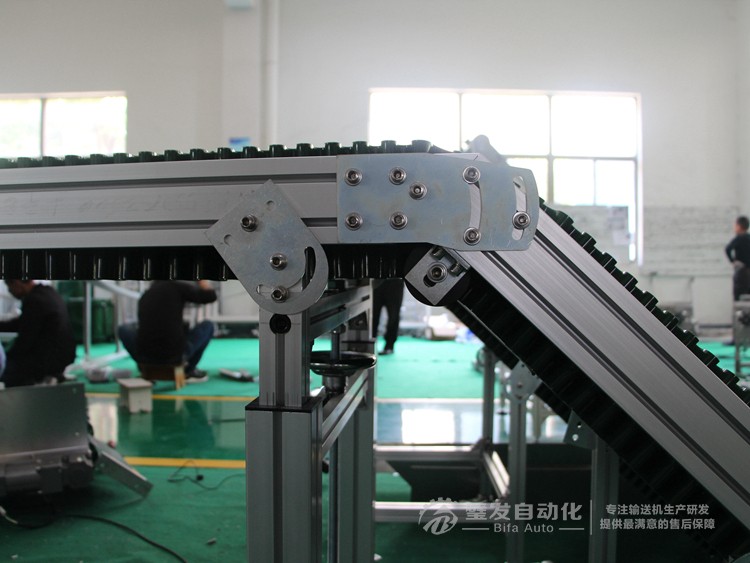 低端平臺(tái)精研電機(jī)不銹鋼擋邊料斗爬坡輸送機(jī)