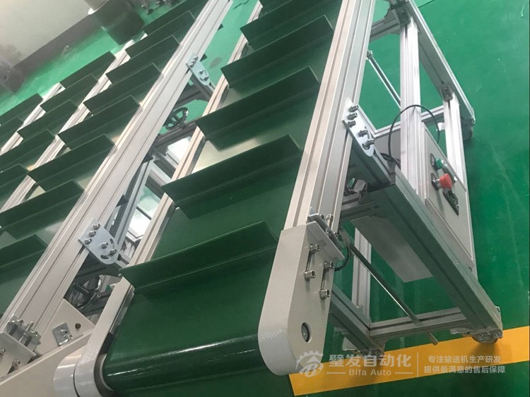 小型帶擋板爬坡輸送機(jī) 小型帶擋板爬坡輸送機(jī)