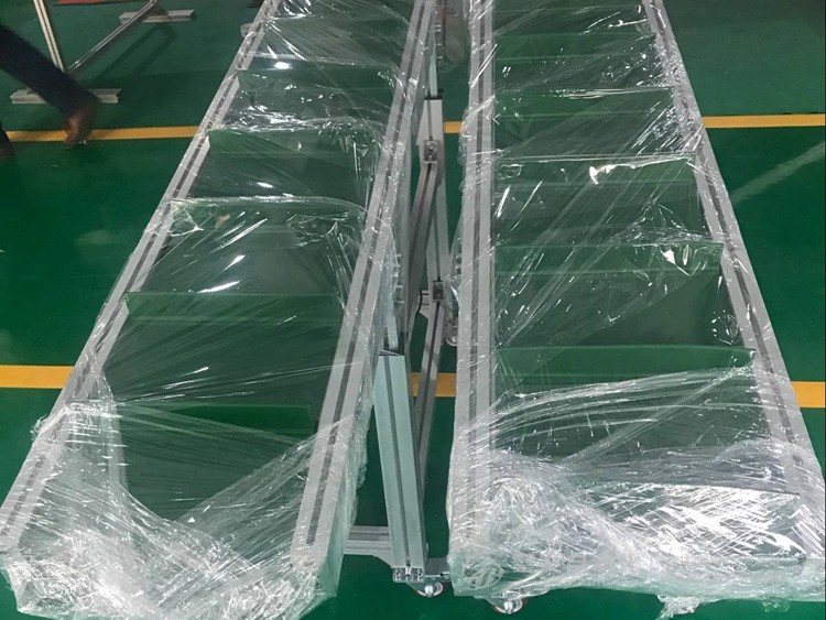 小型帶擋板爬坡輸送機(jī) 小型帶擋板爬坡輸送機(jī)