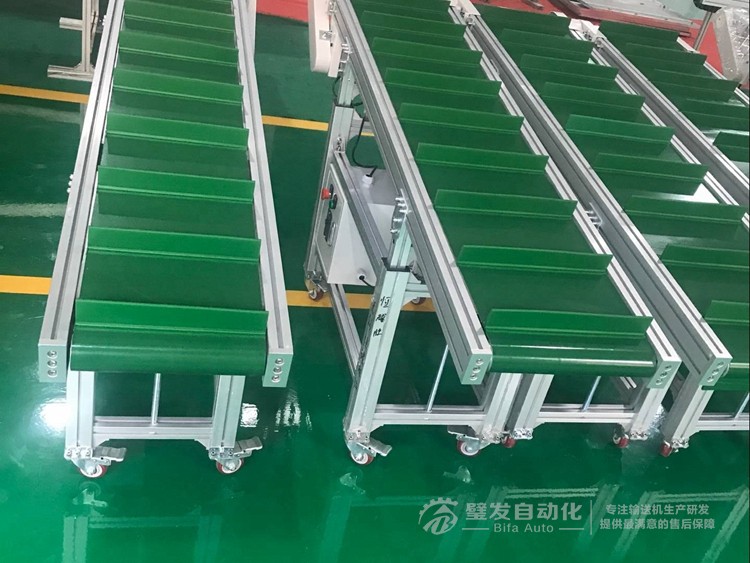 小型帶擋板爬坡輸送機(jī) 小型帶擋板爬坡輸送機(jī)