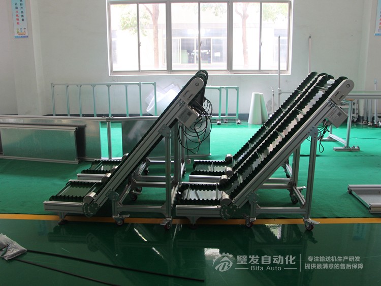 低端帶平臺(tái)裙邊擋板小型爬坡輸送機(jī)