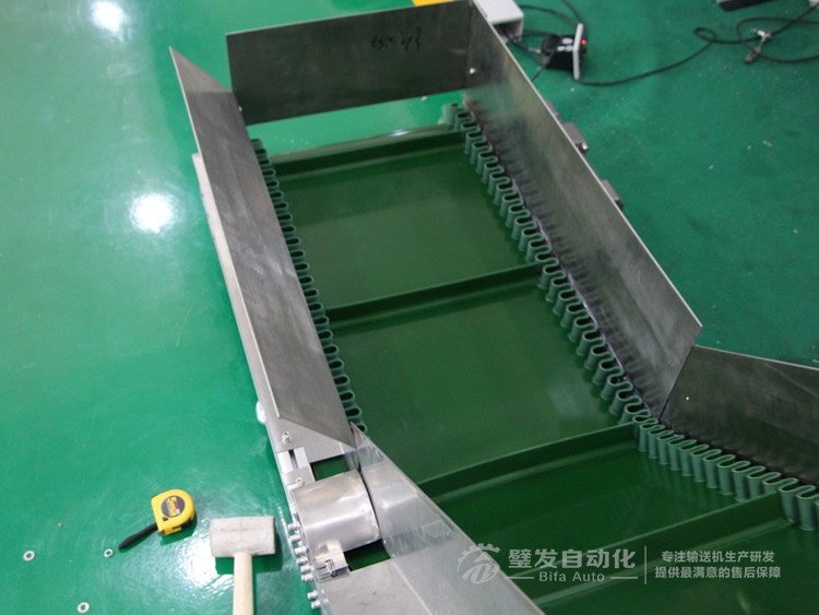 即加裙邊擋板又加鍍鋅擋邊Z字形爬坡輸送機(jī) 即加裙邊擋板又加鍍鋅擋邊Z字形爬坡輸送機(jī)