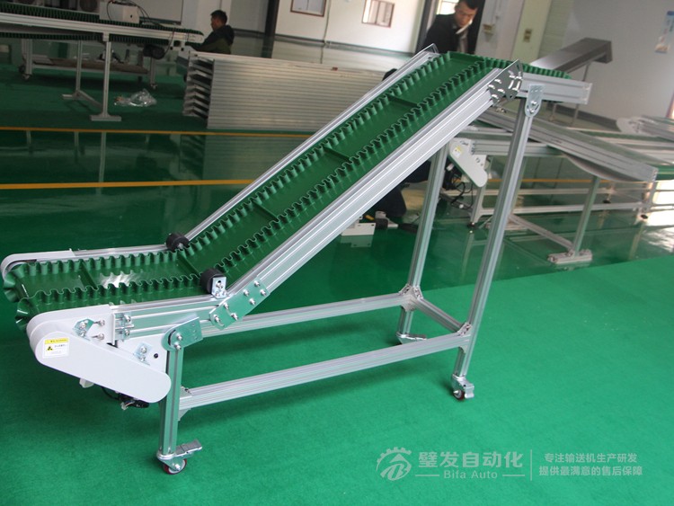 小型Z字型裙邊擋板爬坡輸送機(jī) 小型Z字型裙邊擋板爬坡輸送機(jī)