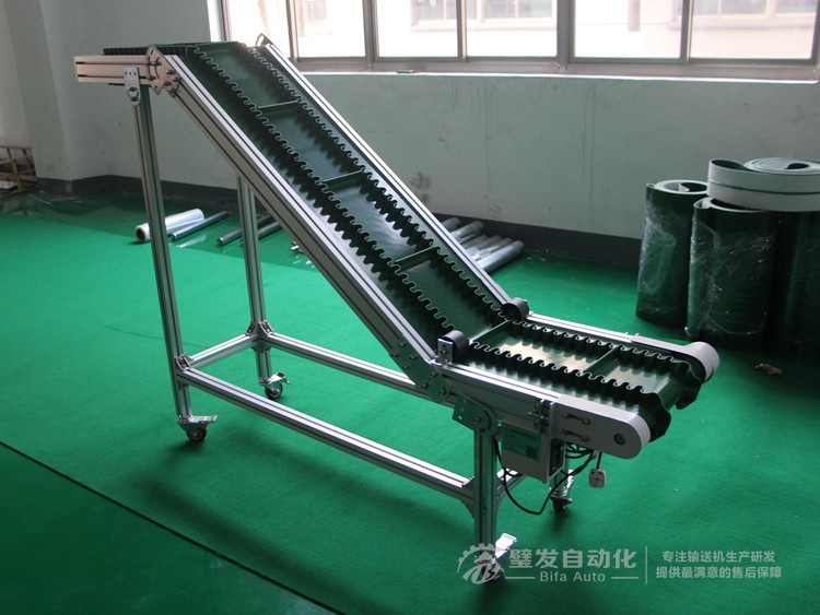 小型Z字型裙邊擋板爬坡輸送機(jī) 小型Z字型裙邊擋板爬坡輸送機(jī)