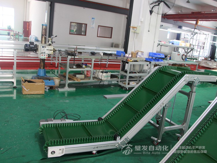 直角電機(jī)裙邊擋板Z字形爬坡輸送機(jī) 直角電機(jī)裙邊擋板Z字形爬坡輸送機(jī)