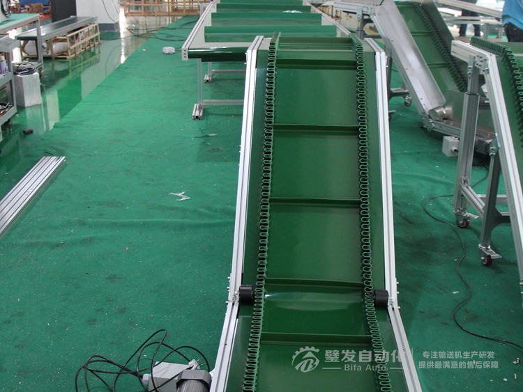 直角電機(jī)裙邊擋板Z字形爬坡輸送機(jī) 直角電機(jī)裙邊擋板Z字形爬坡輸送機(jī)