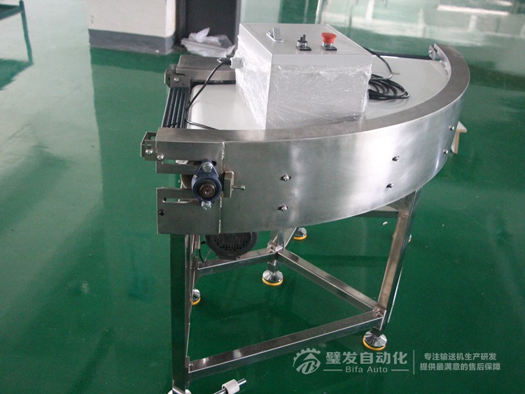 整機不銹鋼白色食品級皮帶90度轉(zhuǎn)彎機 整機不銹鋼白色食品級皮帶90度轉(zhuǎn)彎機